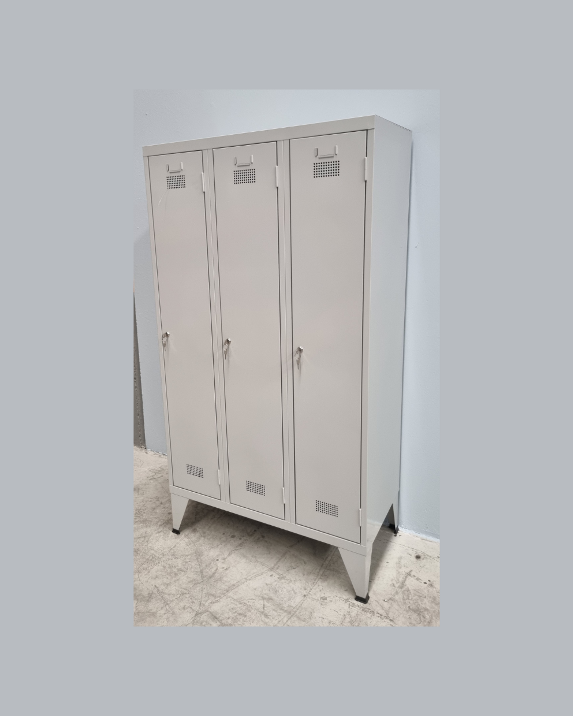 Taquilla de tres puertas (código: TAQ3 / VESS03P790002525) - 2
